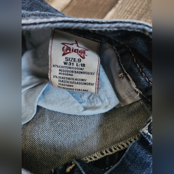 L.A Idol Denim Cropped Capris - Picture 6 of 12